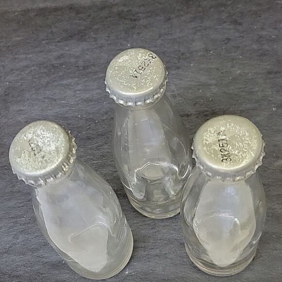 VINTAGE 1961 SMALL 6 OUNCE NORTHWESTERN GLASS CO. GLASS BOTTLE - 5 1/2" 'X 2" - Picture 8 of 10